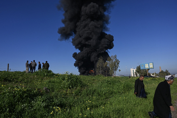   Una columna de humo se eleva tras un ataque con drones cerca de Erbil, en Kurdistán sur (Región Autónoma del Kurdistán Iraquí).