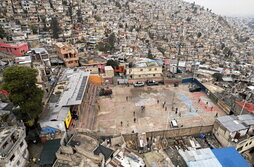 Niños juegan al fútbol en Jalousie, Puerto Príncipe.