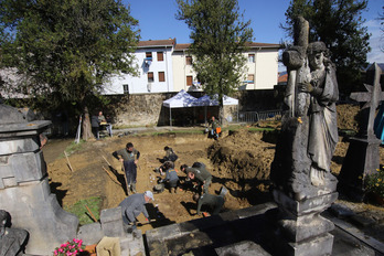 Trabajos de excavación en la fosa del cementerio de Gogora.