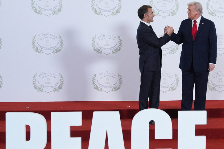 El presidente de EEUU, Donald Trump, saluda al presidente de Francia, Emmanuel Macron, durante una cumbre sobre Gaza celebrada en Sharm el-Sheikh el 13 de octubre de 2025.