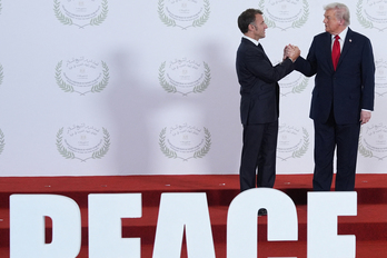 El presidente de EEUU, Donald Trump, saluda al presidente de Francia, Emmanuel Macron, durante una cumbre sobre Gaza celebrada en Sharm el-Sheikh el 13 de octubre de 2025.