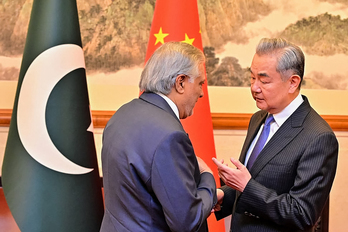 El ministro de Asuntos Exteriores de China, Wang Yi (a la derecha), conversando con su homólogo pakistaní, Ishaq Dar, en Pekín.