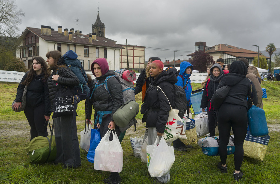 Goizean zehar gazteak Abadiñoko kanpalekura iristen hasi dira. 