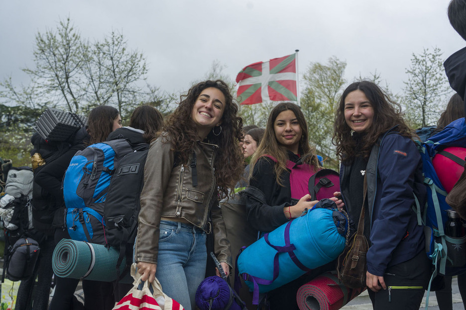 Euria egin arren, irribarretsu iritsi dira gazteak Topagunera.