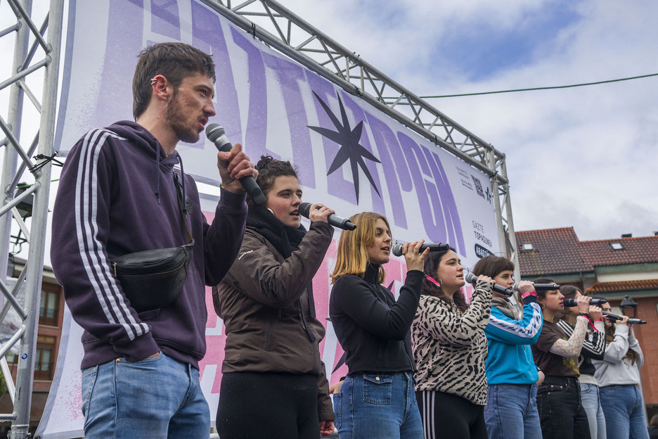 Eguerdian harrera ekitaldia egin dute. 