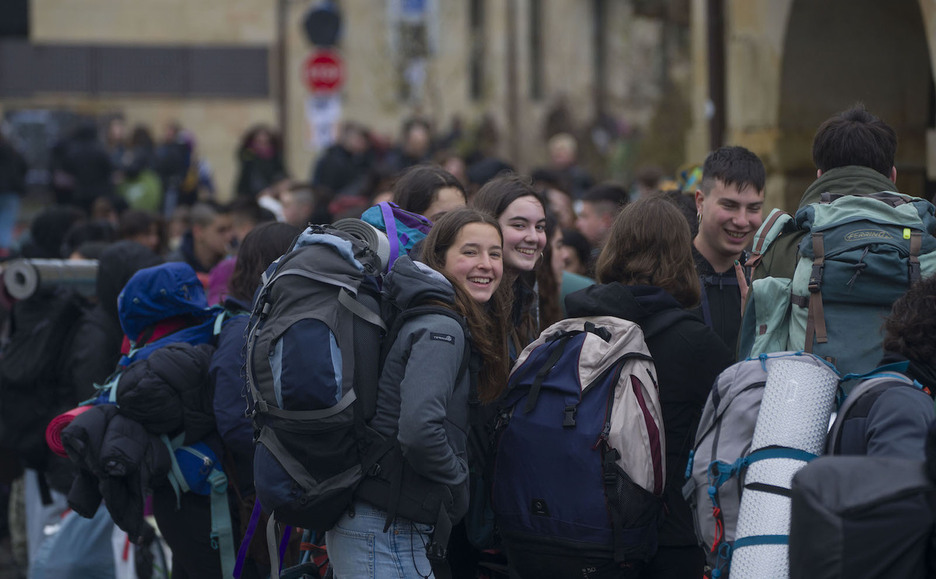 Ilusio bete motxilarekin iritsi dira Abadiñora.