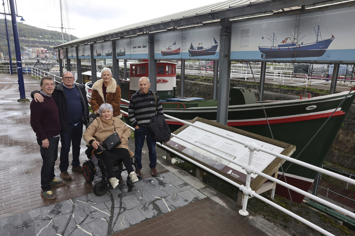Ezkerretik eskuinera, Juan Antonio Apraiz eta Antxustegi lehengusuak: Sabin, Arantza, Karmele eta Jon.