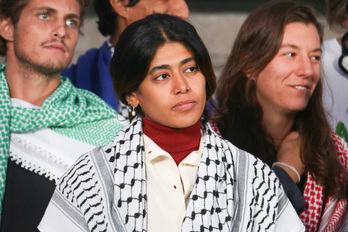 La diputada franco-palestina del LFI en el Parlamento Europeo, Rima Hassan, durante la manifestación celebrada en la Place de la République para exigir la liberación de los activistas de los barcos de la Flotilla Global Sumud.