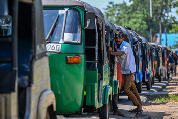 Conductores hacen cola para repostar sus ‘tuctuc’ en una gasolinera de Colombo, Sri Lanka