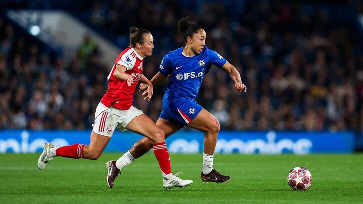 James se marcha de Foord en el derbi europeo entre Chelsea y Arsenal.