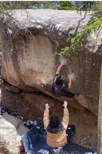 Beckett Hsin, artxiboko irudi batean; 16 urteko estatubatuarrak 9a sinatu du.