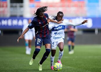 Alimata Belem y Koko Ange pugnan por el balón en el partido de Liga F entre Eibar y Tenerife en Ipurua.