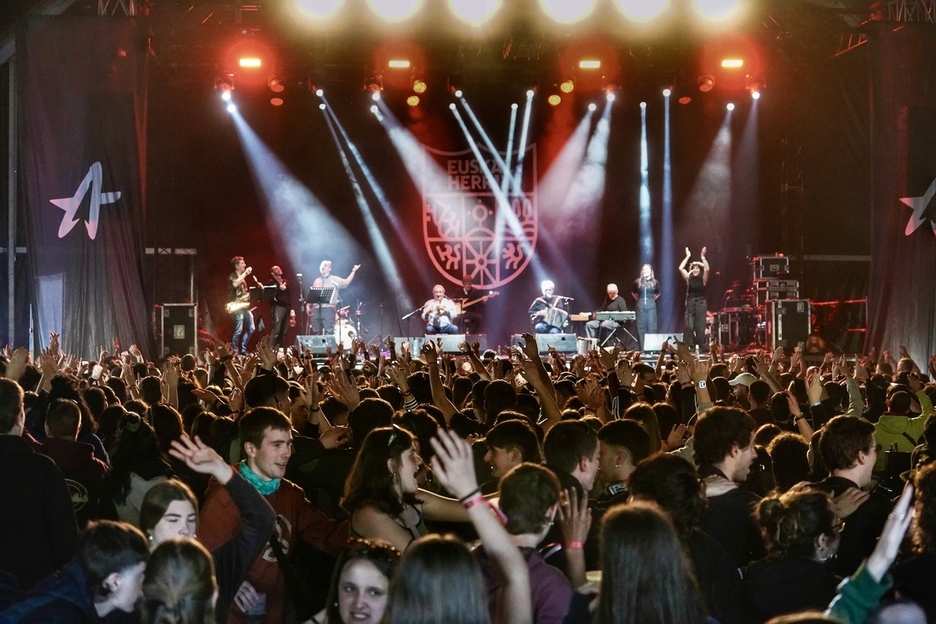 Tapia eta Leturiak ireki dute ostiral honetan kontzertuen txanda.