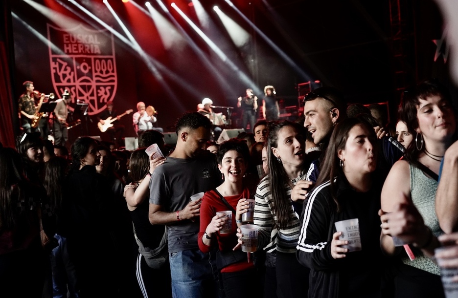 Jendea dantzan jarri dute Tapia eta Leturiak.