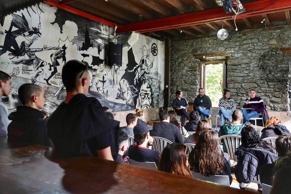 Hamarkadetako gazte borrokaren esperientzia eta irakaspenak aletu dituzte Jon Ormaetxeak, Haizea Kortabarriak eta David Plak.