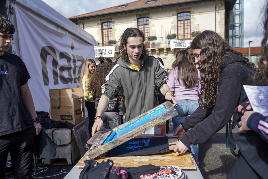 Serigrafia tailerra ere egin dute ostiral honetan.