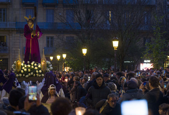 Donostia ha recuperado la procesión de Viernes Santo 59 años después. 