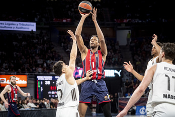 Diakité aprovecha sus centímetros para elevarse ante Campazzo y lanzar a canasta.