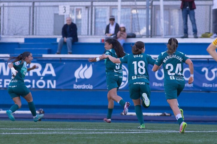 Reyes celebra con sus compañeras el primer gol del Alavés.