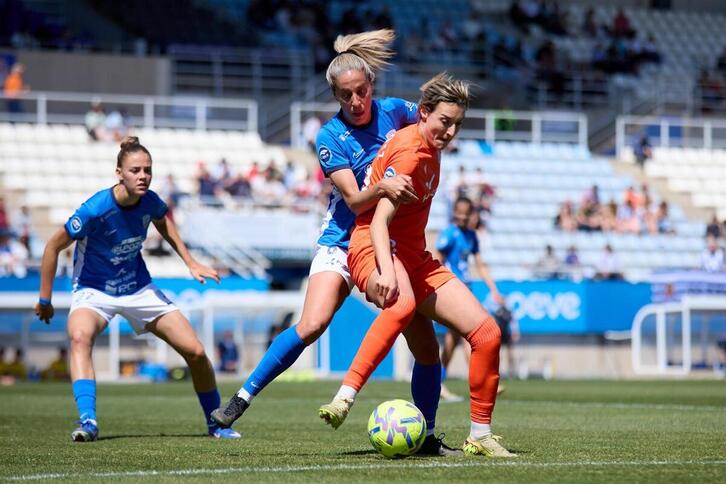 Lavogez, autora de dos goles en Lorca, protege el balón ante Estefa.