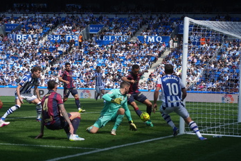 El esférico busca rematador en una de las numerosas llegadas de la Real al área de Ryan.