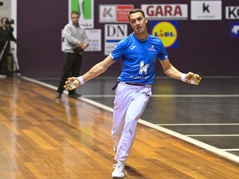 Javier Zabala, Binakako txapelketako partida batean. 