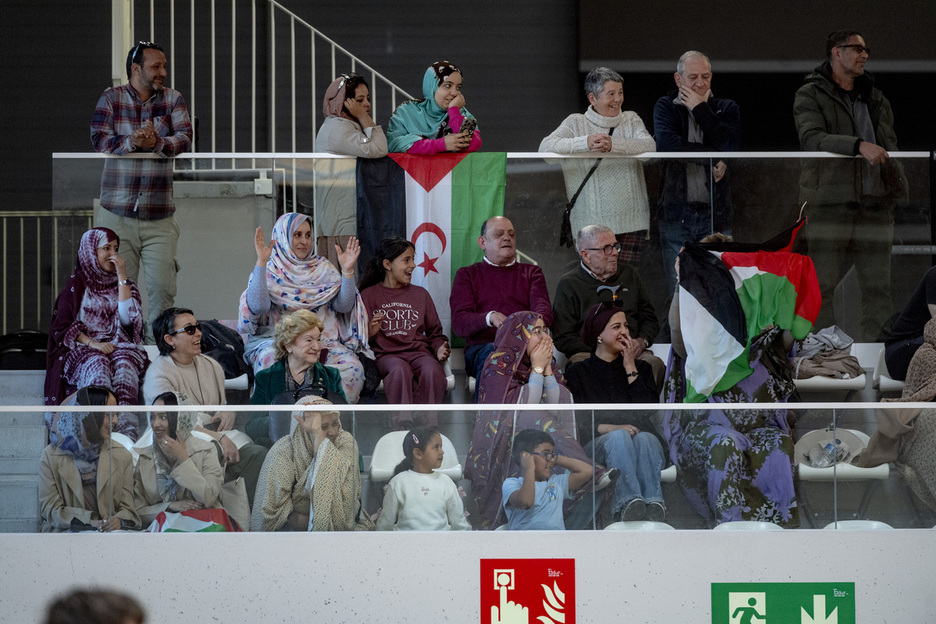 Las gradas animando a sus equipos.