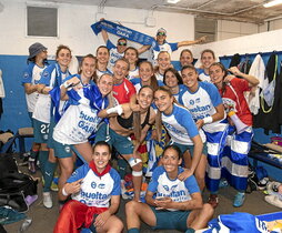 Las albiazules celebran el ascenso en el vestuario del Nou Sardenya.