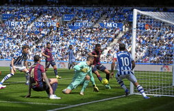 El esférico busca rematador en una de las numerosas llegadas de la Real al área de Ryan.