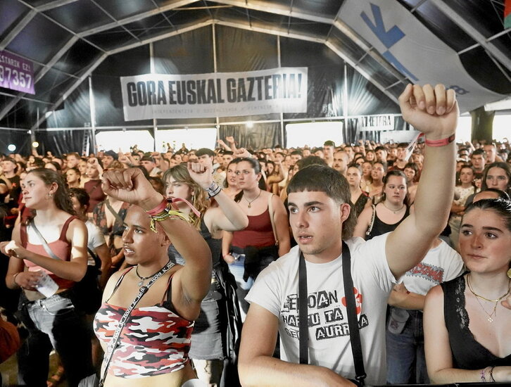 Gazteak ekitaldi nagusian, Amaiur Egurrolaren hitzartzearen ostean.