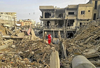 Un rescatista inspecciona los escombros de edificios destruidos por un ataque israelí en Maarakeh, al sur del Líbano.