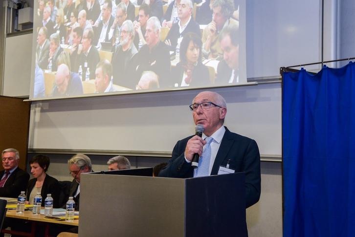 Jean-Rene Etchegaray presidente hautatu zuen Euskal Hirigune Elkargoaren lehen biltzarraren irudia, Baionan.