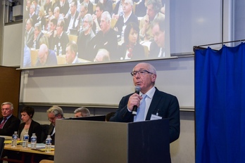 Jean-Rene Etchegaray presidente hautatu zuen Euskal Hirigune Elkargoaren lehen biltzarraren irudia, Baionan.