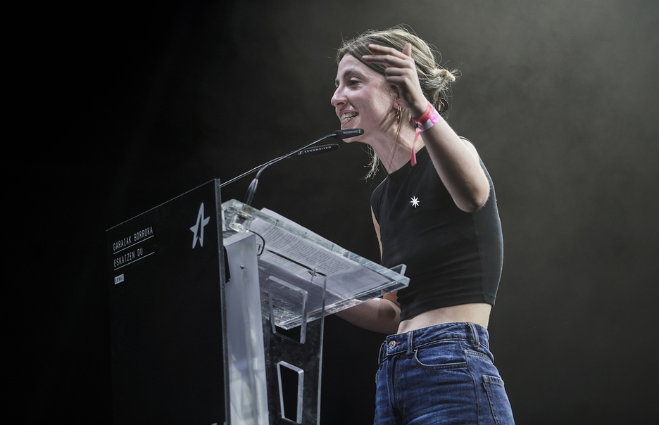 Amaiur Egurrola Ernaiko bozeramaileak Gazte Topaguneko ekitaldi nagusian.