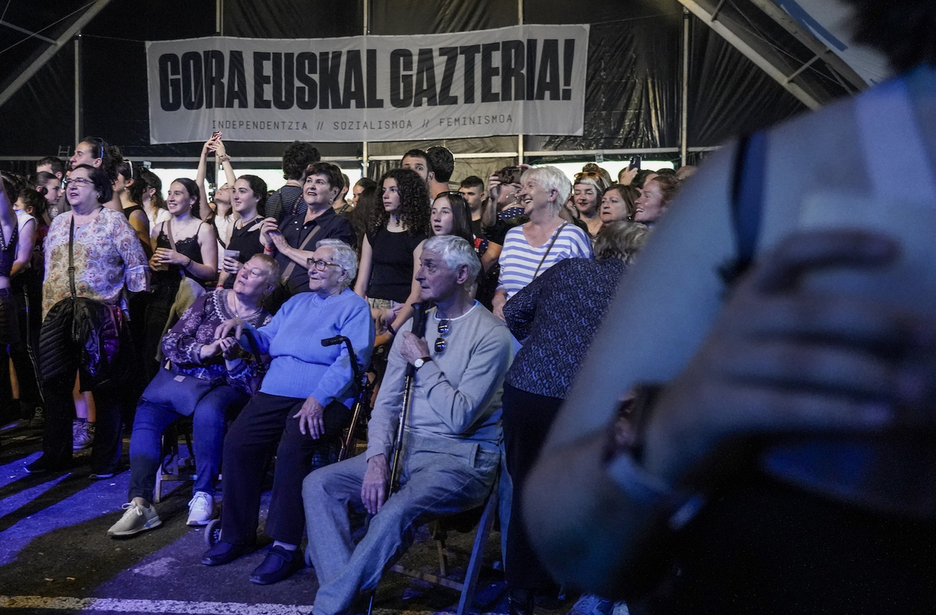 Belanauldi ezberdin bildu ziren Pantxoa eta Peio agertokian berriz ikusteko.