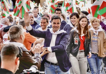 EAJren Aberri Eguna, Bilbon. Imanol Pradales EAEko lehendakaria eta Maider Irujo EGIkidea, jendez eta ikurrinez irekitako pasilloan barna.