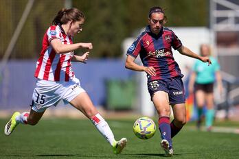 Clara Pinedo intenta evitar que avance Gabaldón en el partido de Liga F entre Levante y Athletic.