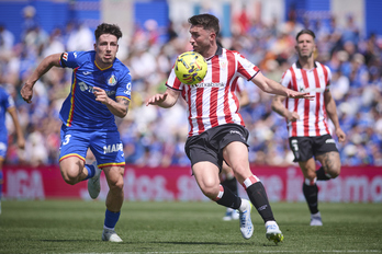 Aymeric Laporte trata de proteger el esférico ante la presión del rival. 