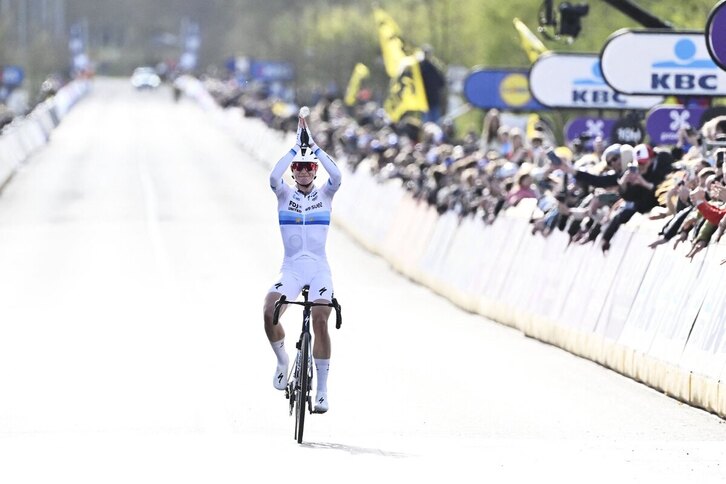 Vollering cruza en solitario la línea de meta tras atacar en Kwaremont.