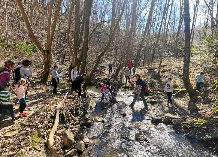 Berako Labiaga Ikastolak mendian egindako ginkanako bi irudi.