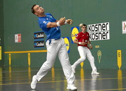 Erik Jaka, atzo Lizarrako pilotalekuan erremate bat egiten.