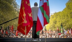 Arnaldo Otegi, durante su intervención ante la multitud en el parque de Antoniutti, en Iruñea.
