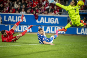 Toni Martínez observa como su remate supera a Herrera para subir el 1-1 al marcador de Mendi.