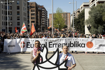 Celebración de Aberri Eguna, este domingo en Iruñea, con Arkaitz Rodríguez y Arnaldo Otegi sujetando la pancarta.