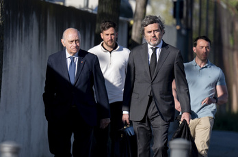 Fernández Díaz, a la izquierda, acudiendo a la Audiencia Nacional.