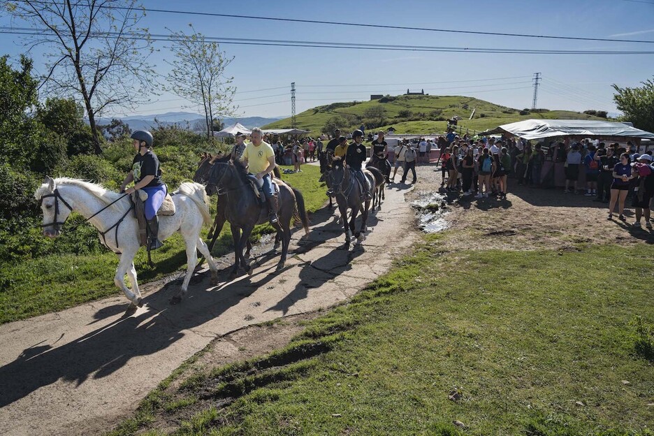 Algunas personas han acudido a caballo.