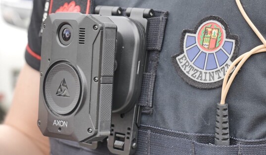 Imagen de una bodycam instalada en el uniforme de la Ertzaintza.