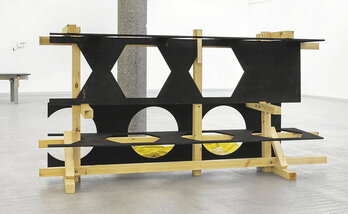 Esta obra, titulada «Caso 3. Disolver la escultura»,  forma parte de la exposición que elartista donostiarra Xabier Salaberria protagoniza en la galería bilbaina  Carreras Múgica.