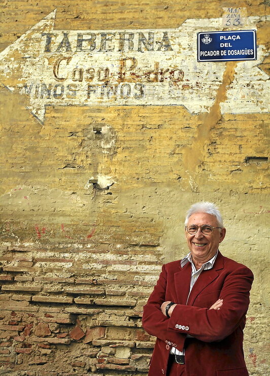 Raimon, bajo el cartel que indica Taberna Casa Pedro, donde actuó por primera vez en el año 1961.  Jesús Císcar 