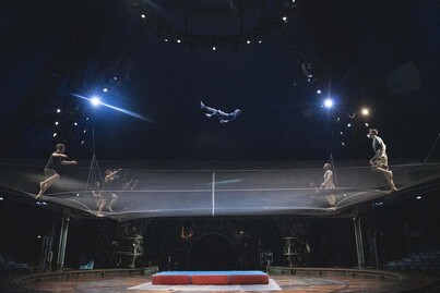 Sei akrobaten saltoarekin ia karparen sabaia ikutzera arte altxatzen dute zazpigarrena, orain arte inoiz biran egin gabeko ariketa honetan.